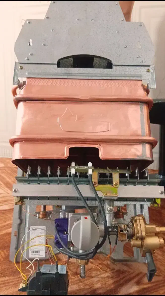 یک عدد آبگرمکن دیواری بوتان B3215درحد نو نو هست|آبگرمکن، پکیج، شوفاژ|زابل, |دیوار