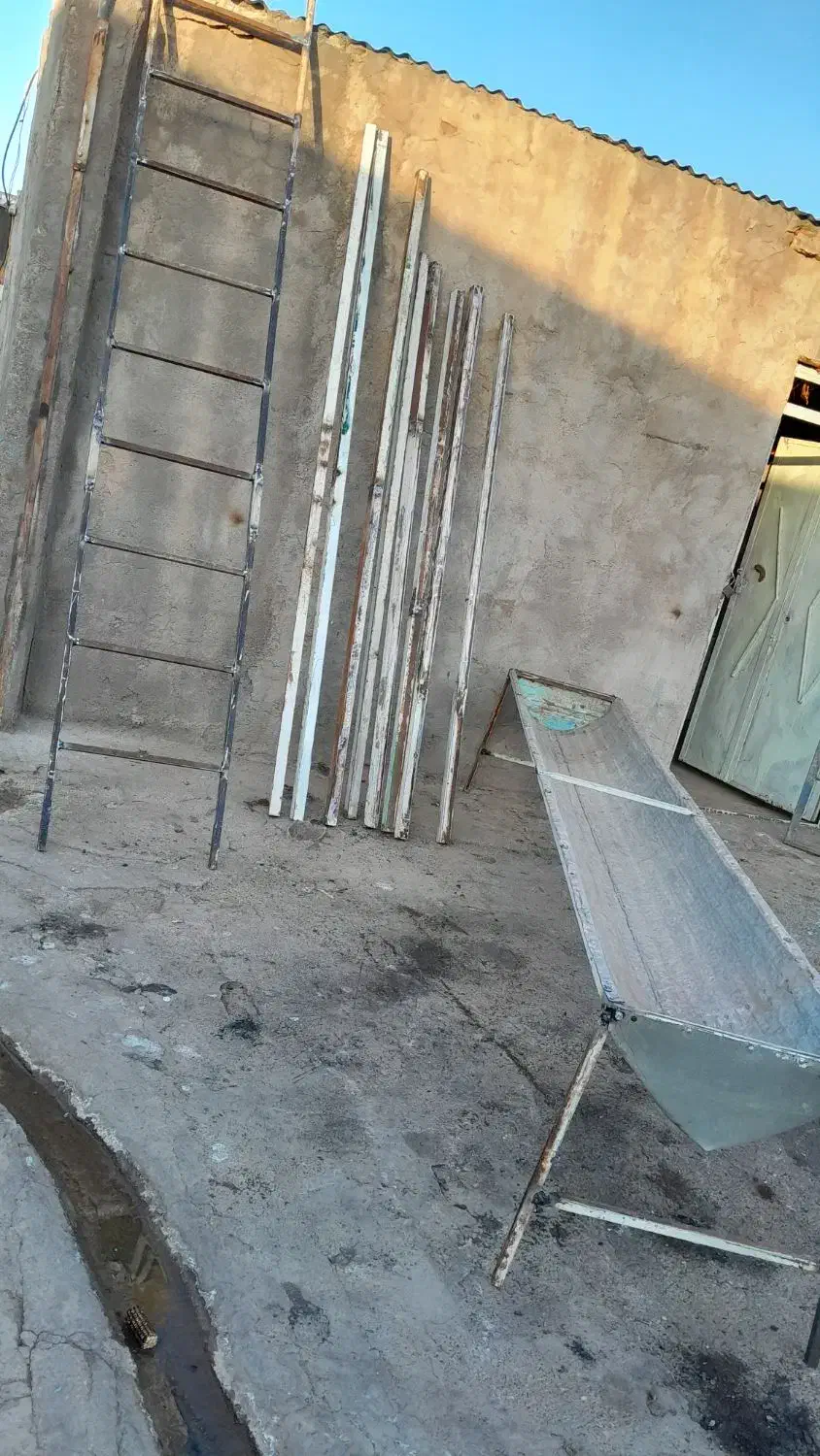 نردبان / آخور  / قوطی‌های آهنی|ابزارآلات|بوئین زهرا, |دیوار