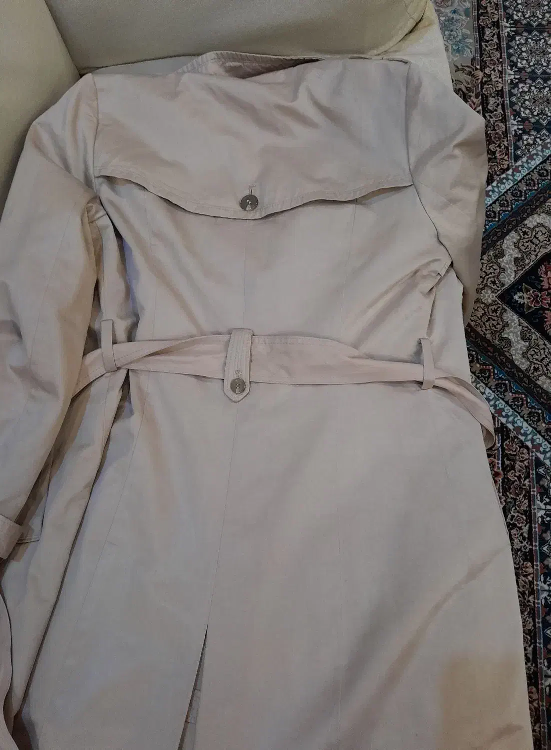 بارانی کرمی|لباس|کرج, بنیاد|دیوار