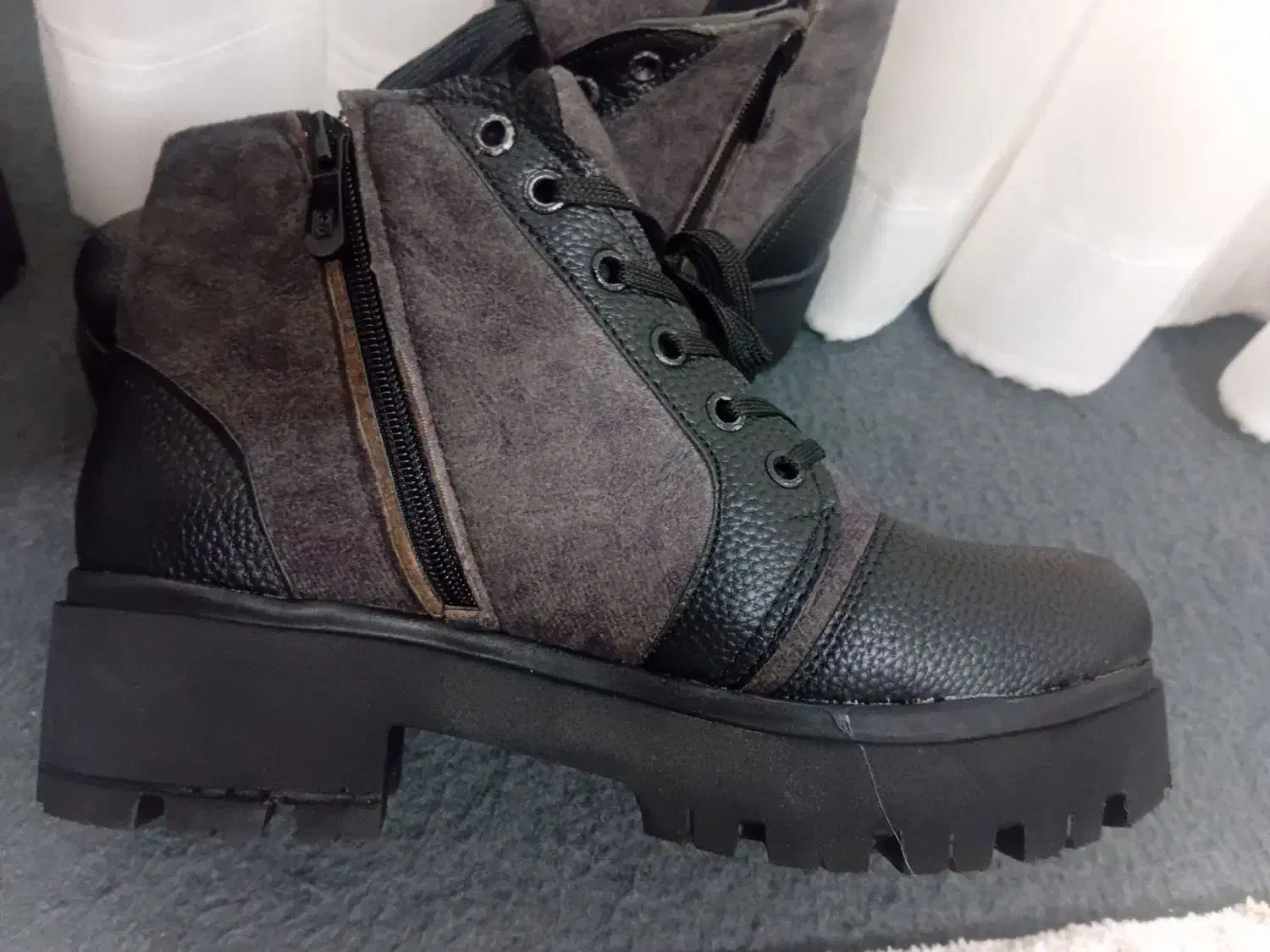 کفش|کیف، کفش، کمربند|سجاس رود, |دیوار