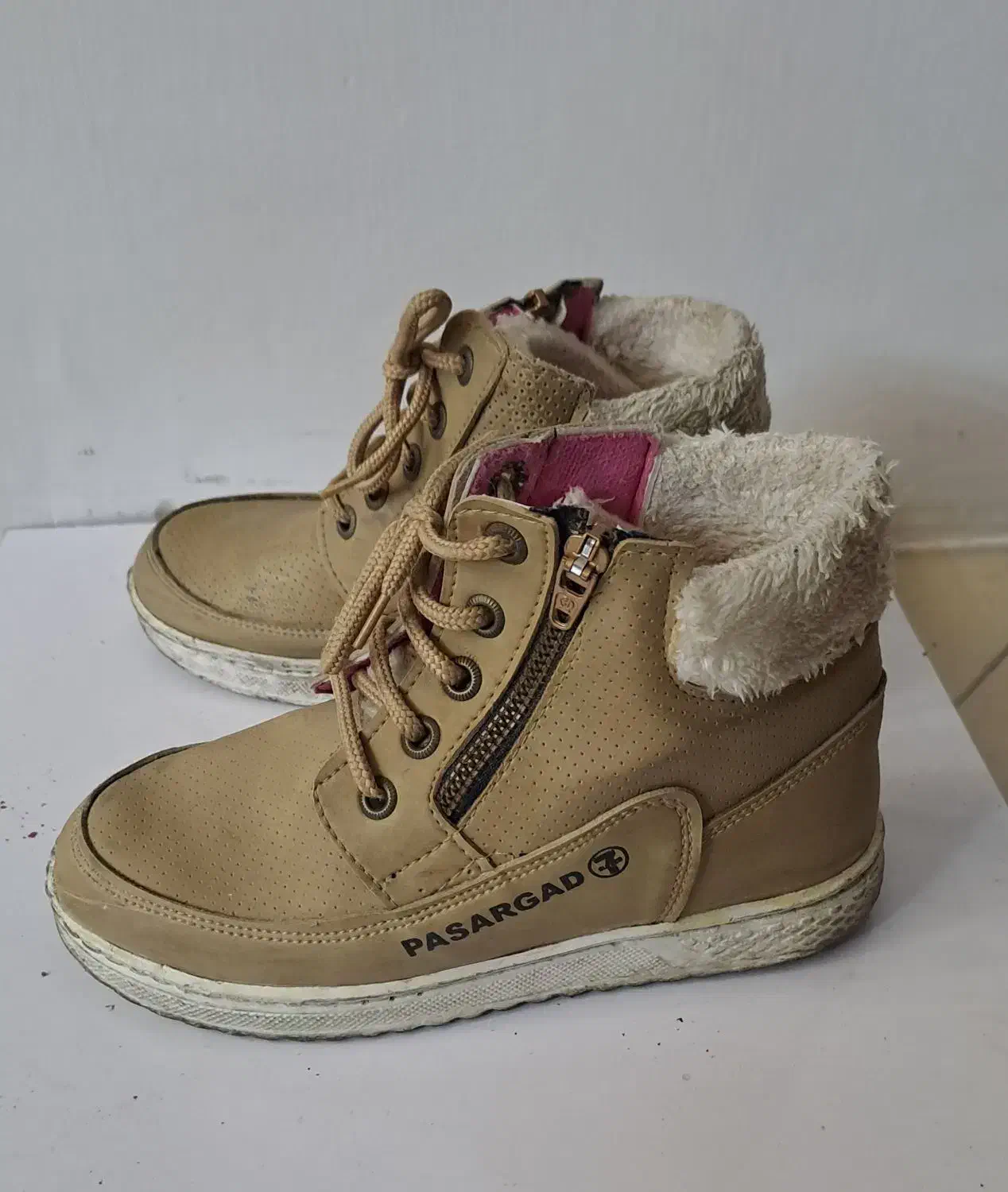 بوت بچگانه|کفش و لباس بچه|چالوس, |دیوار