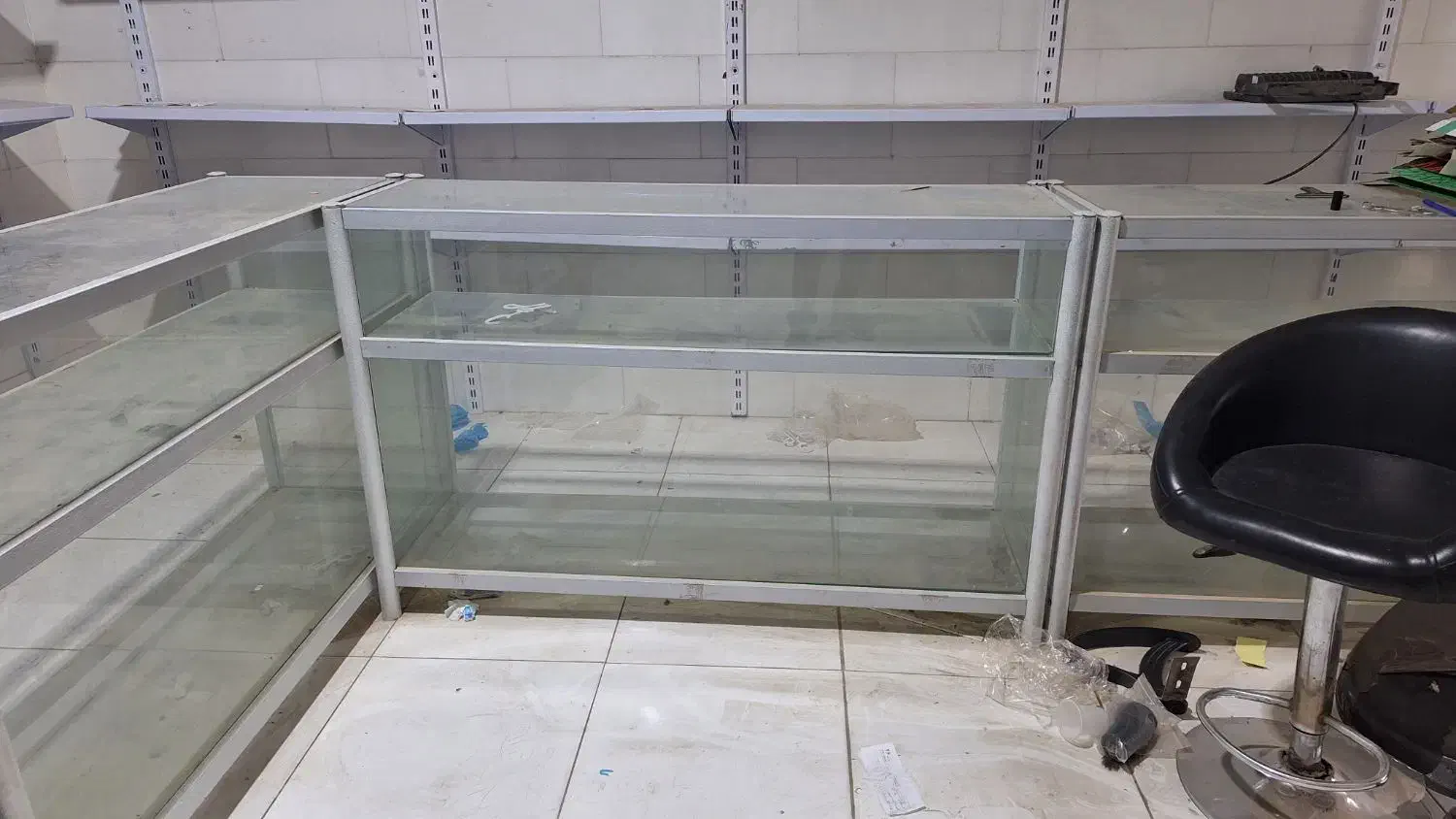 ویترین فلزی به همراه شیشه|فروشگاه و مغازه|شاهینشهر, فردوسی|دیوار