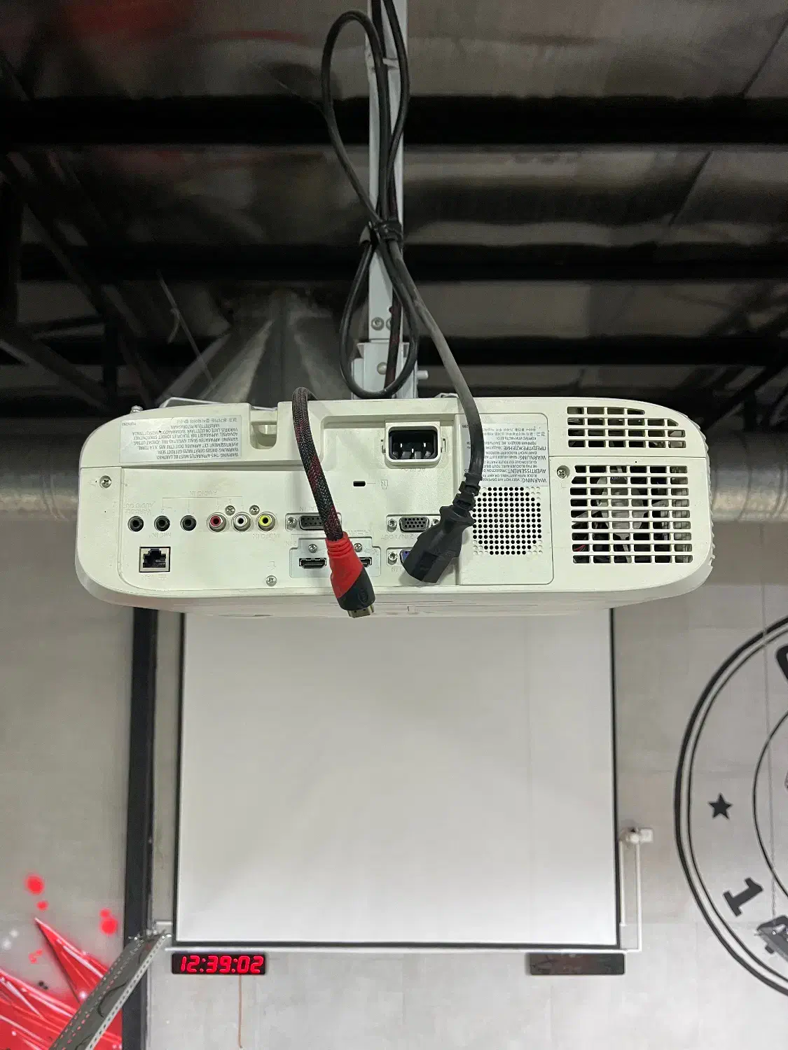 ویدئو پرژکتور پاناسونیک و پرده برقی ۳*۳|تلویزیون و پروژکتور|اصفهان, خانه اصفهان|دیوار