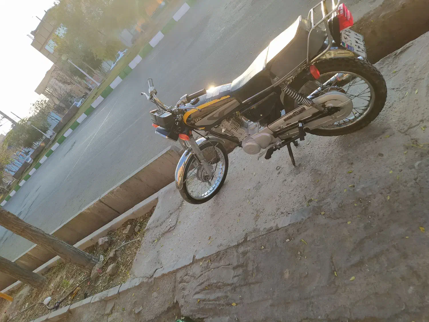 هندا 125پلاک ملی|موتورسیکلت|قم, قلعه کامکار|دیوار