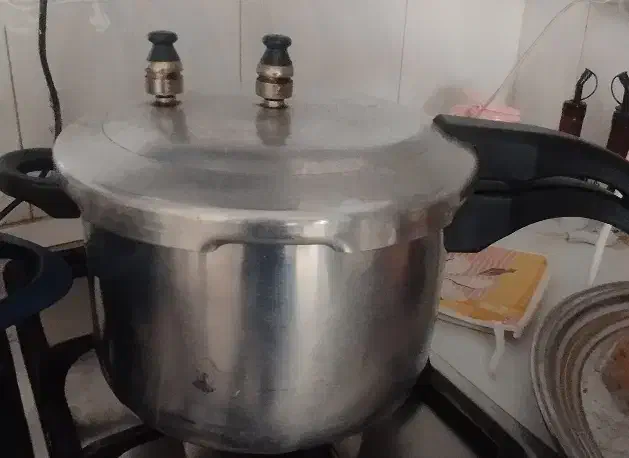 تعدادی وسیله اشپزخانه|ظروف پخت‌وپز|ایلام, |دیوار