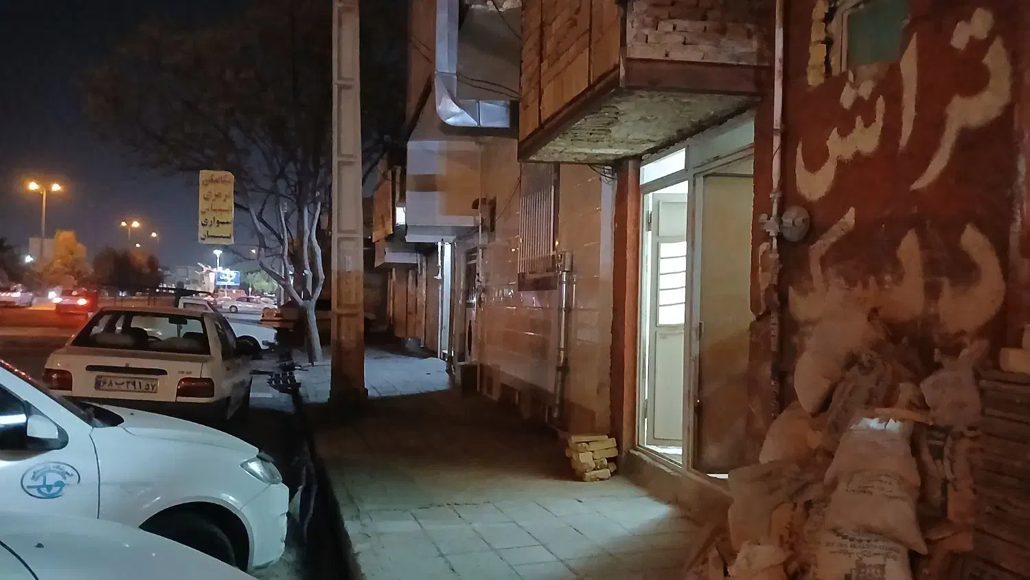 مغازه اجاره ای ویک ملک تجاری ومسکونی|اجارهٔ مغازه و غرفه|ساوه, |دیوار