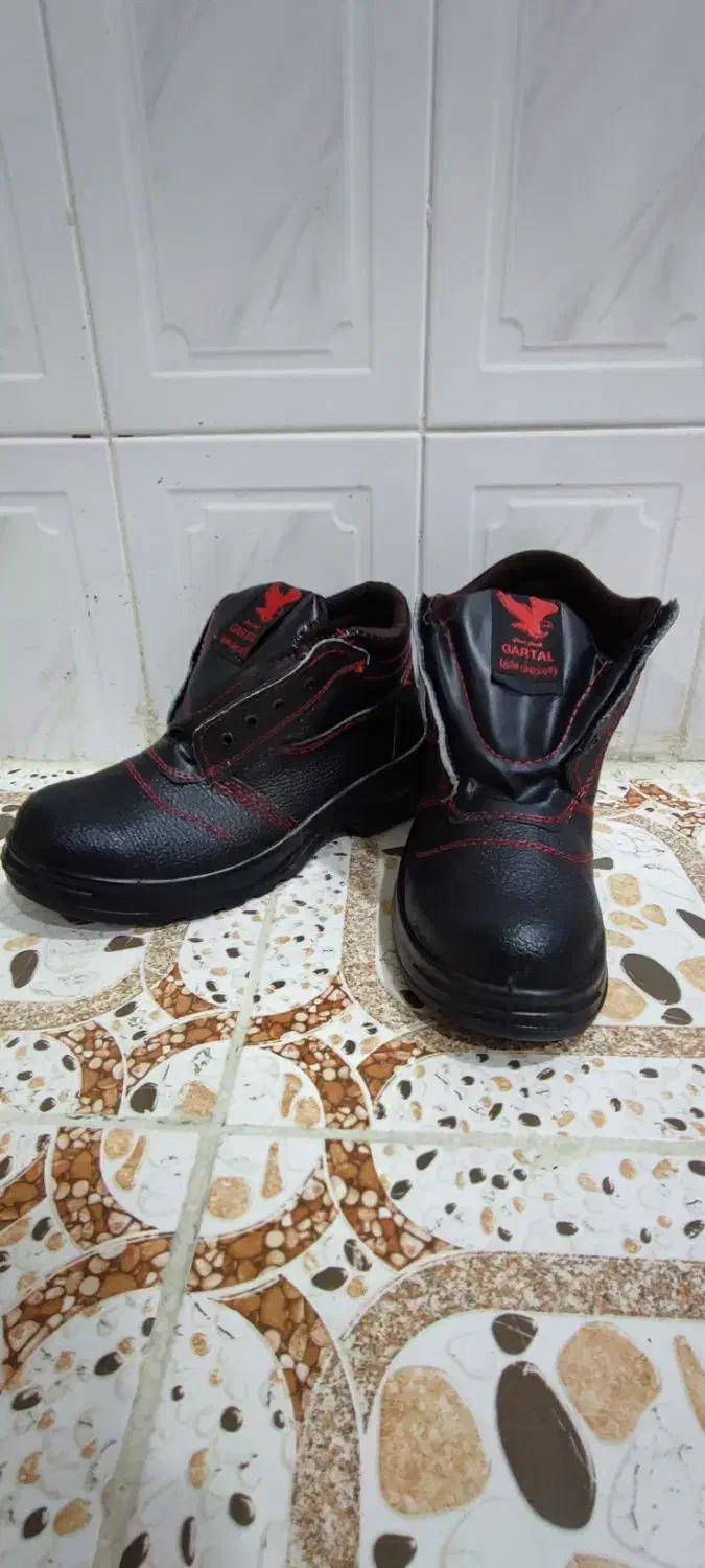 شش جفت کفش ایمنی و دستکش کار|کیف، کفش، کمربند|ایذه, |دیوار