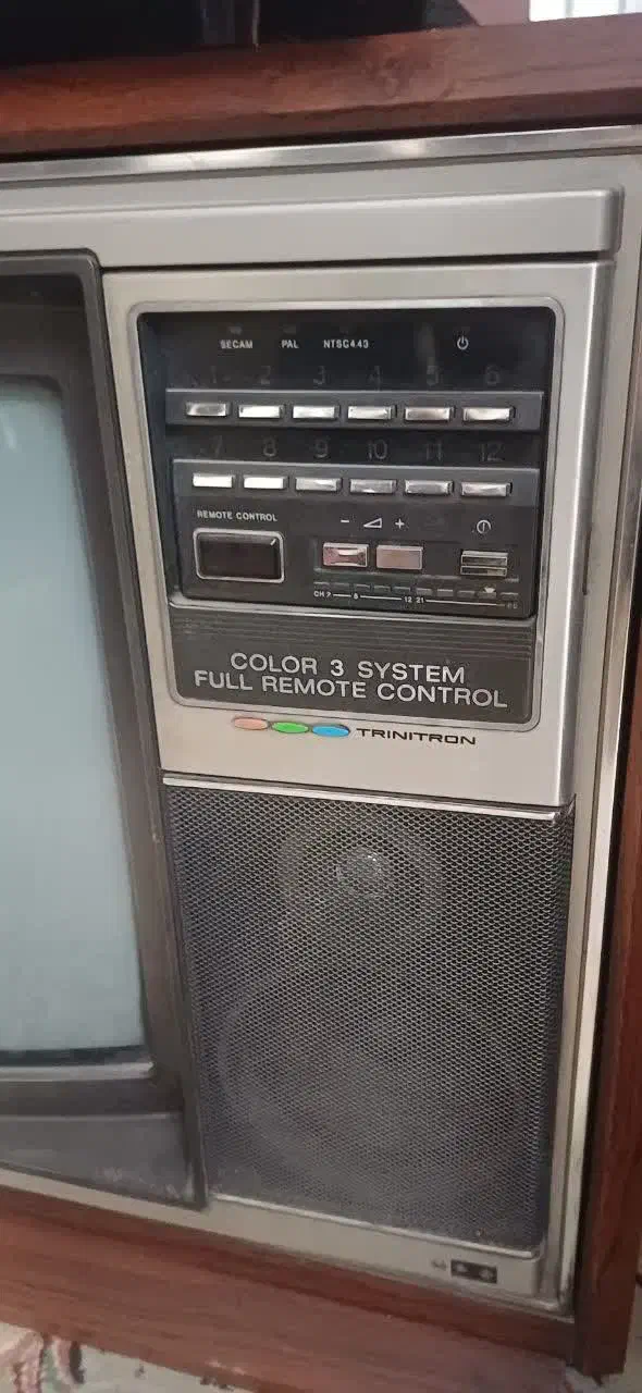 تلویزیون چوبی قدیمی|کلکسیون اشیاء عتیقه|فولادشهر, مسکن مهر فولادشهر|دیوار