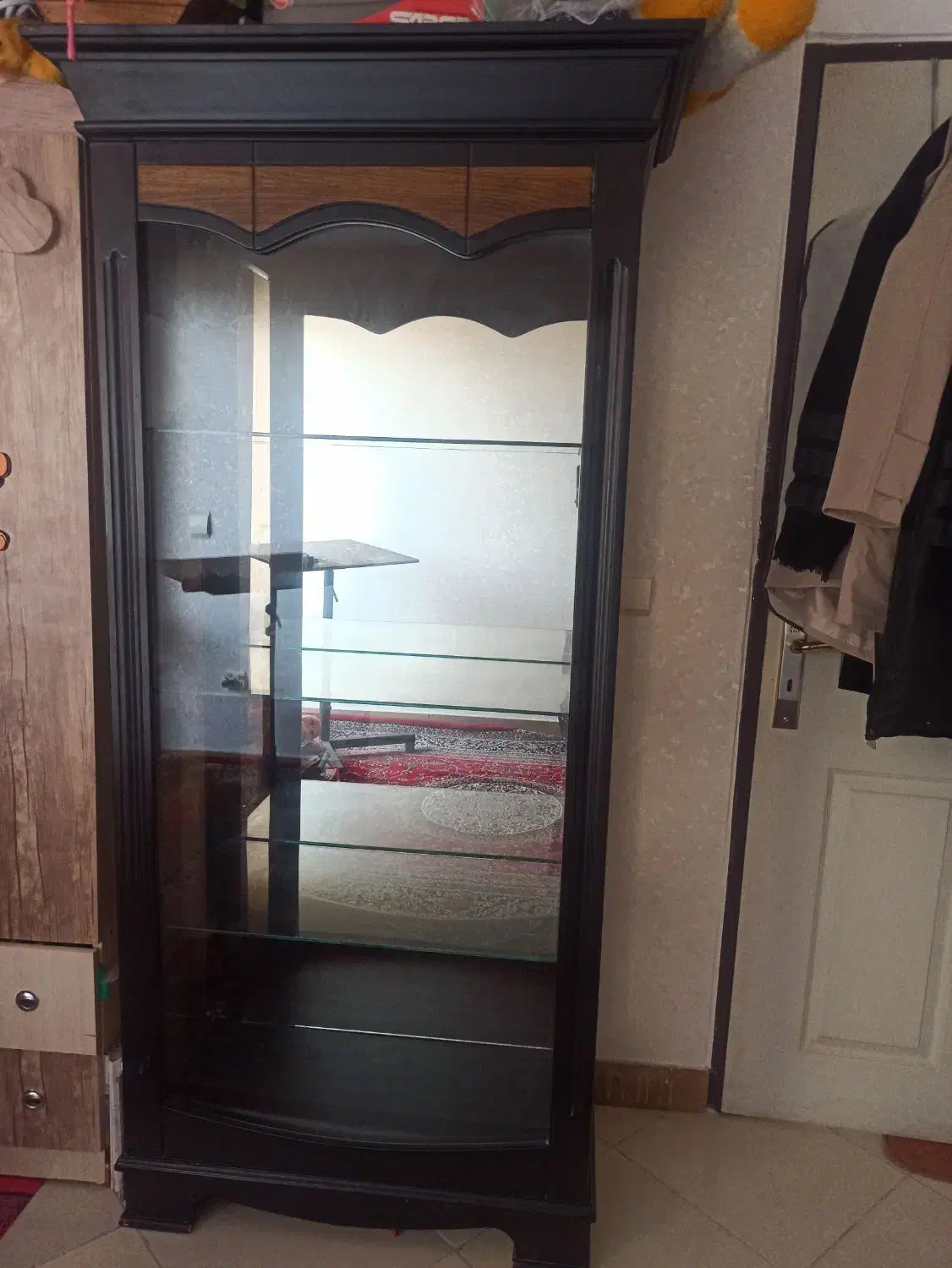 بود در حد نو|بوفه، ویترین، کنسول|مهاجران, |دیوار