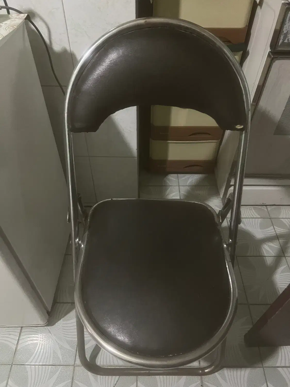 ۳عدد صندلی فلزی تاشو چرمی کاملا نو|صندلی و نیمکت|رباط‌کریم, رباط‌کریم|دیوار