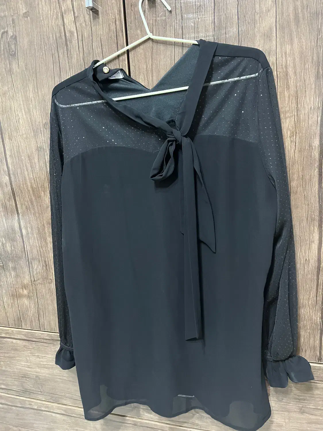 تعدادی شومیز مجلسی|لباس|لاهیجان, جمهوری|دیوار