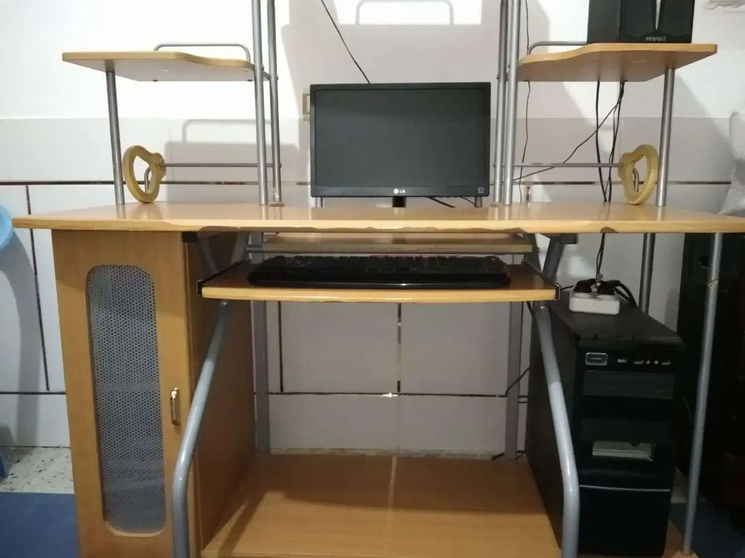 میز کامپیوتر تمیز و سالم در حد نو|میز تحریر و کامپیوتر|شهرضا, |دیوار