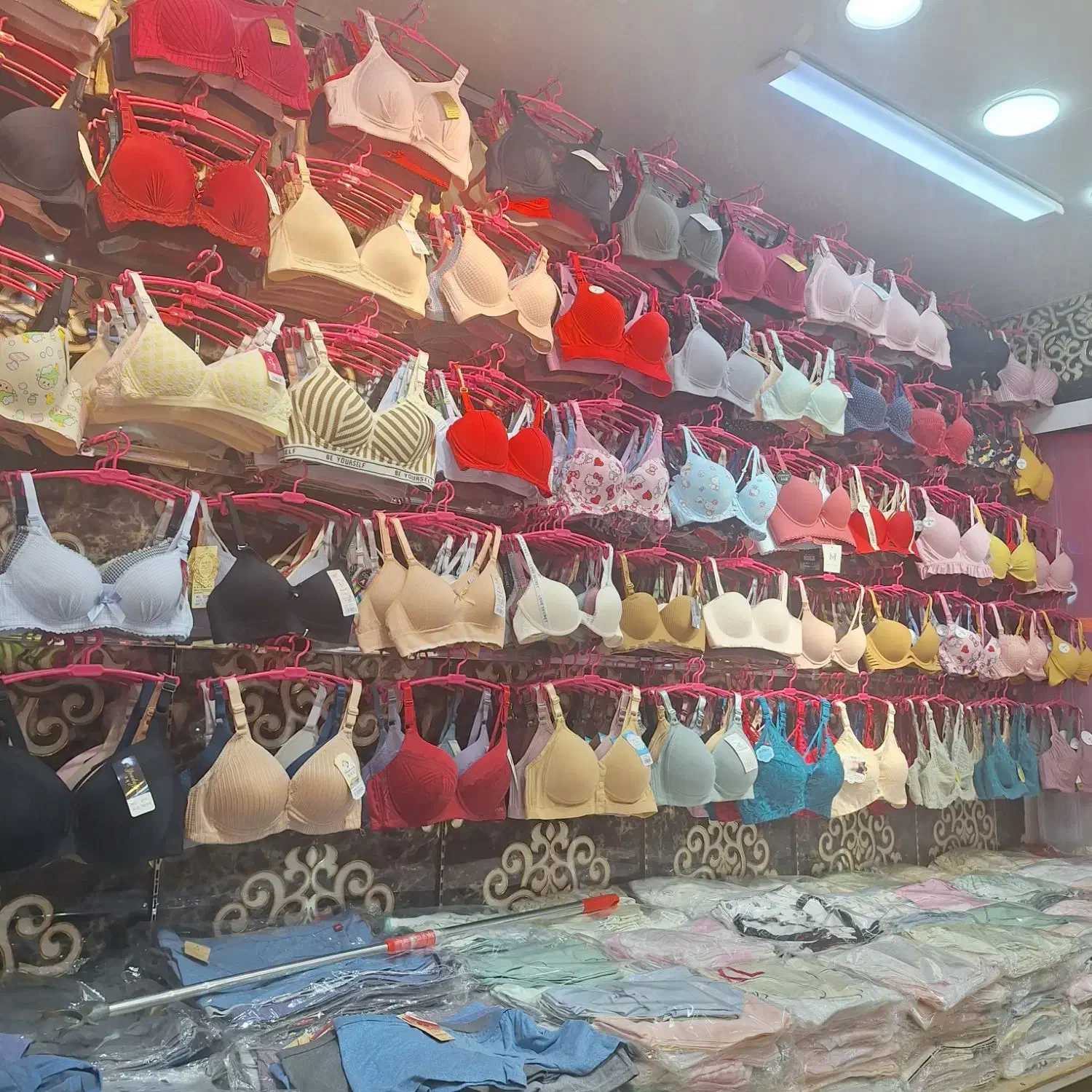 نیاز مند فروشنده خانم برای لباس زیر|استخدام خدمات فروشگاه و رستوران|درگهان, |دیوار