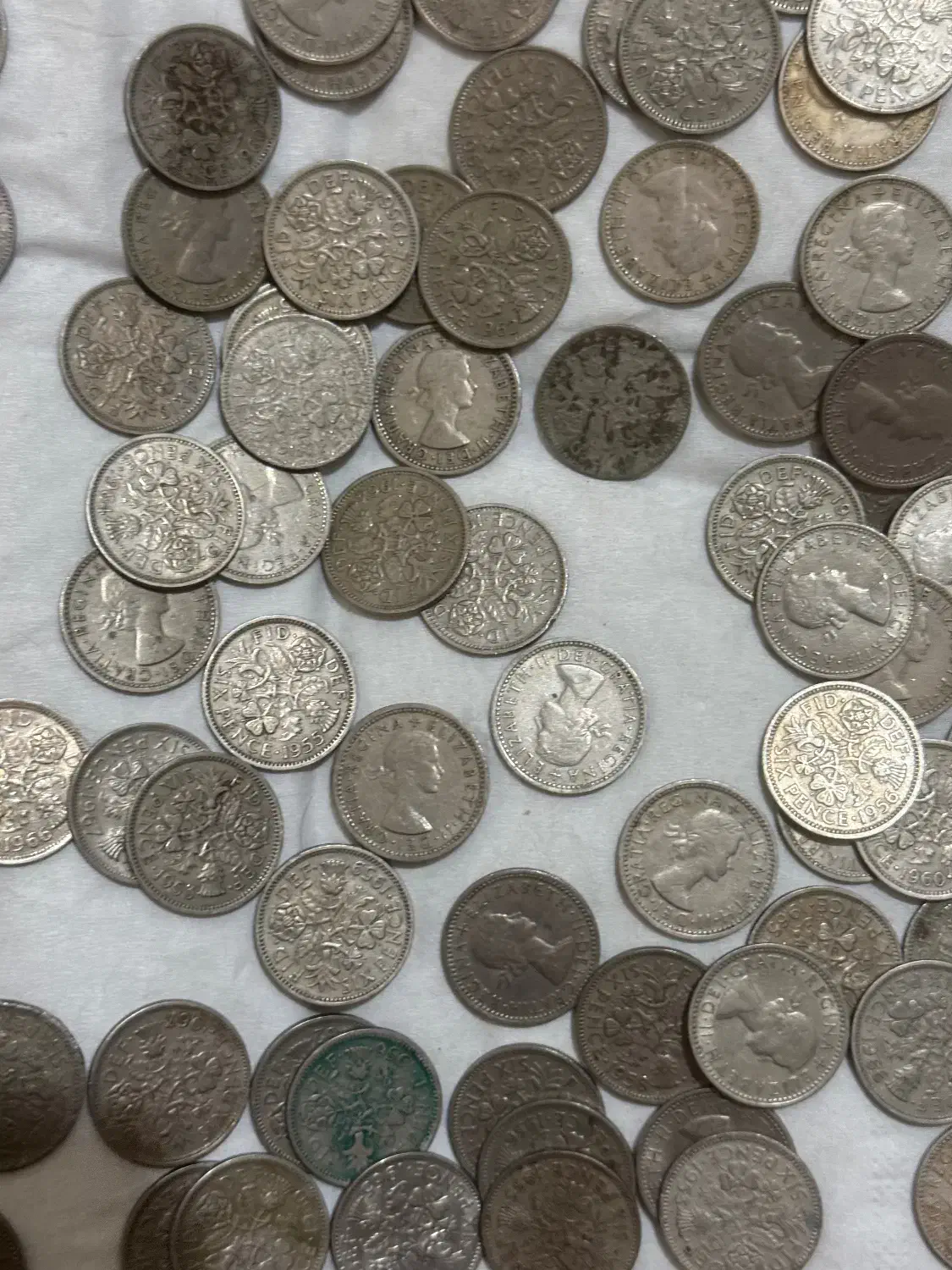 صد عدد یکجا باهم سکه شش پنسی قدیمی|کلکسیون سکه، تمبر، اسکناس|پرند, فاز ۳|دیوار