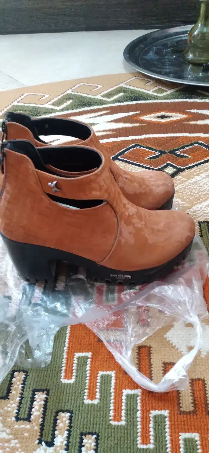 نیم بوت|کیف، کفش، کمربند|اصفهان, باغ فدک|دیوار