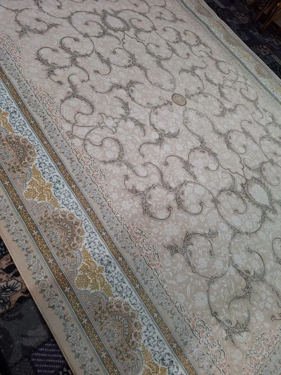 فرش ۱۲ متری ۱۲۰۰ شانه تراکم ۳۶۰۰ برجسته طلا کوب|فرش|خاوران, |دیوار