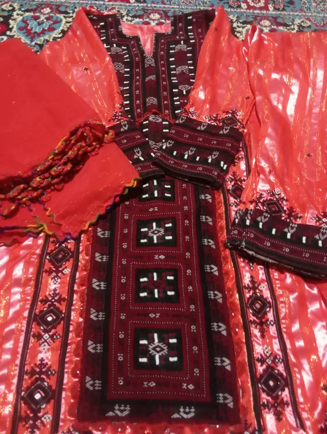 لباس مجلسی|لباس|سراوان, |دیوار