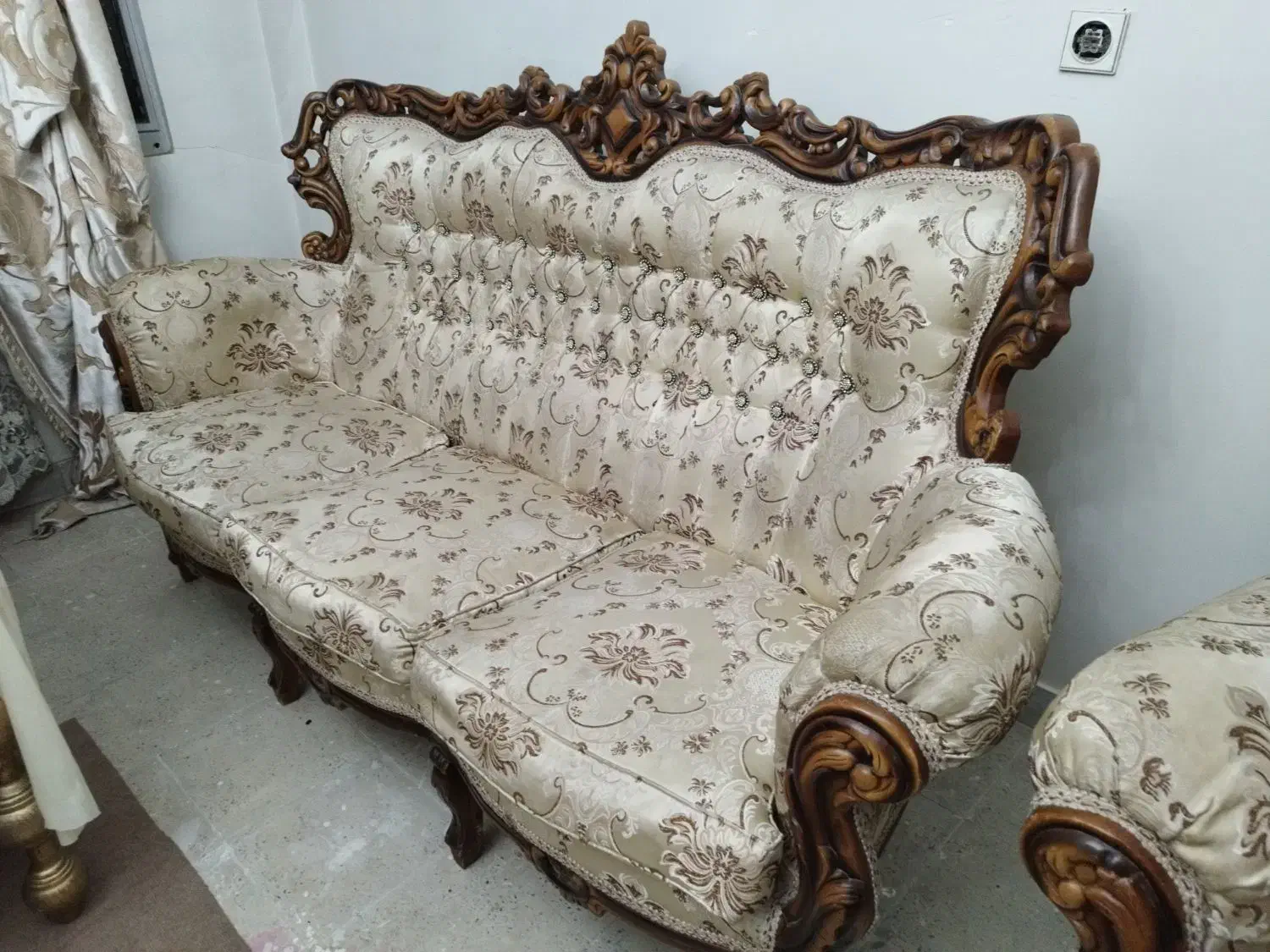 مبل ۹ نفره سالم با کاور لوستر ۱۵شاخه و میز تلوزیون|مبلمان خانگی و میز عسلی|تهران, تولید دارو|دیوار