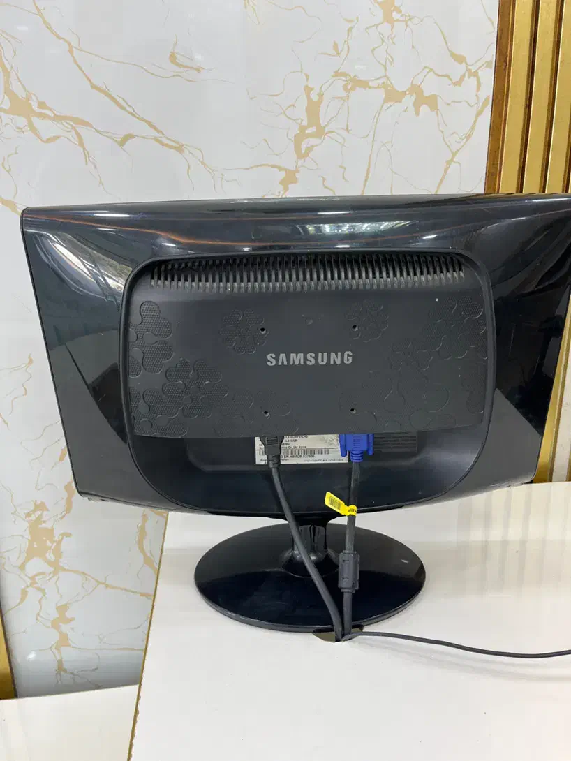 ال سی دی سامسونگ ۱۹اینچ|قطعات و لوازم جانبی رایانه|قشم, |دیوار
