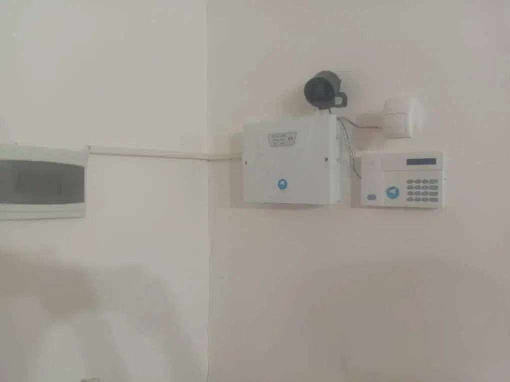 نصب دوربین مداربسته.دزدگیر وچشم.سیم کشی جک برقی|خدمات پیشه و مهارت|زابل, |دیوار