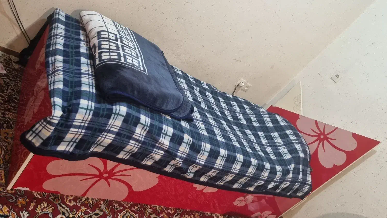 تخت و ۲عدد کمد هر کمد ۲تا کشو دارد|تخت و سرویس خواب|شوش, |دیوار