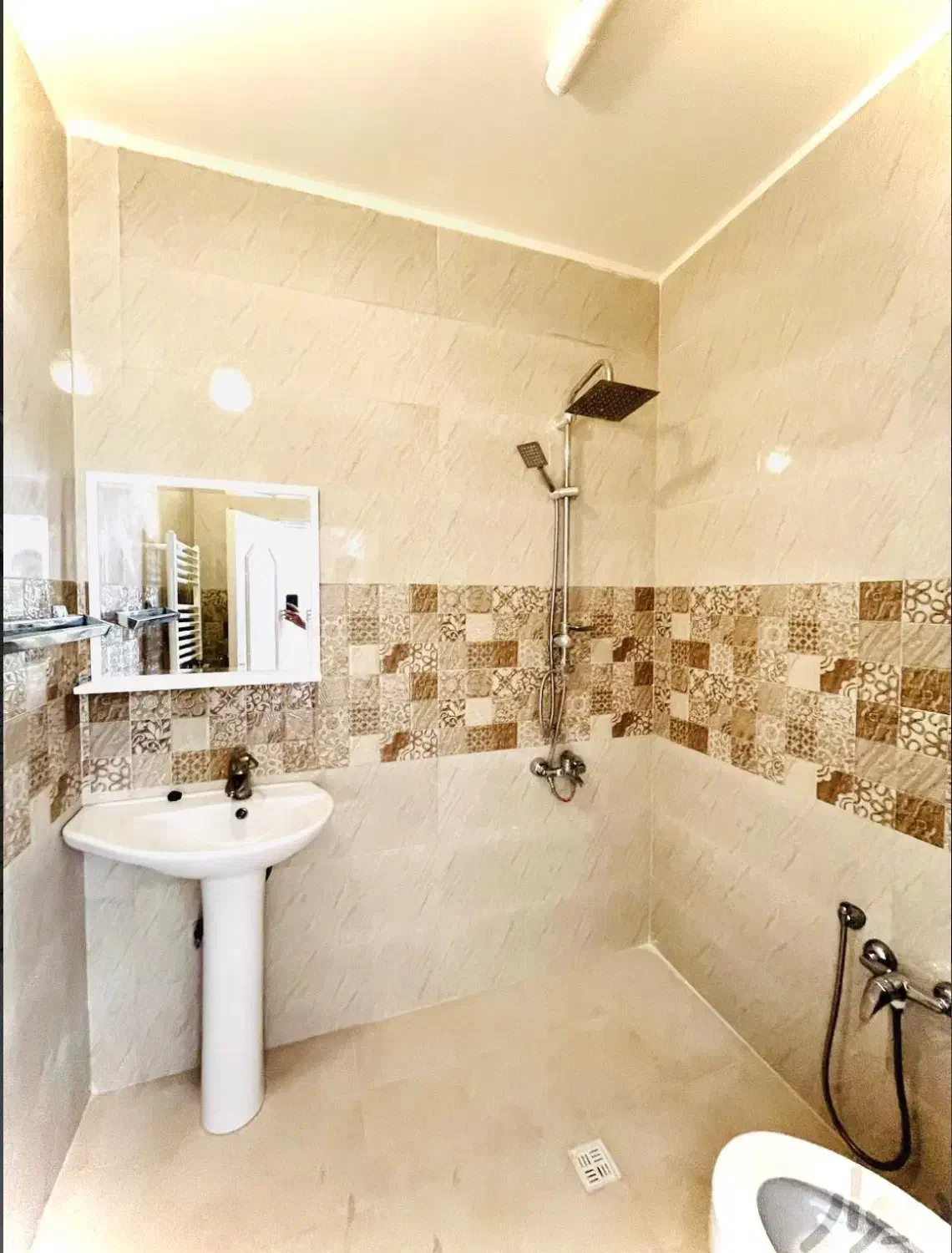 آپارتمان ۱۲۰ متری دو خوابه پر نور