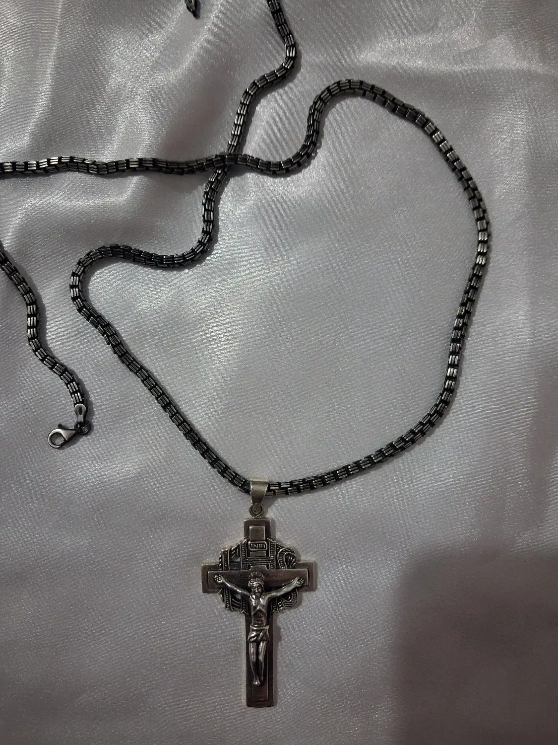 زنجیر و آویز نقره|جواهرات|شیراز, پانصد دستگاه ارتش|دیوار