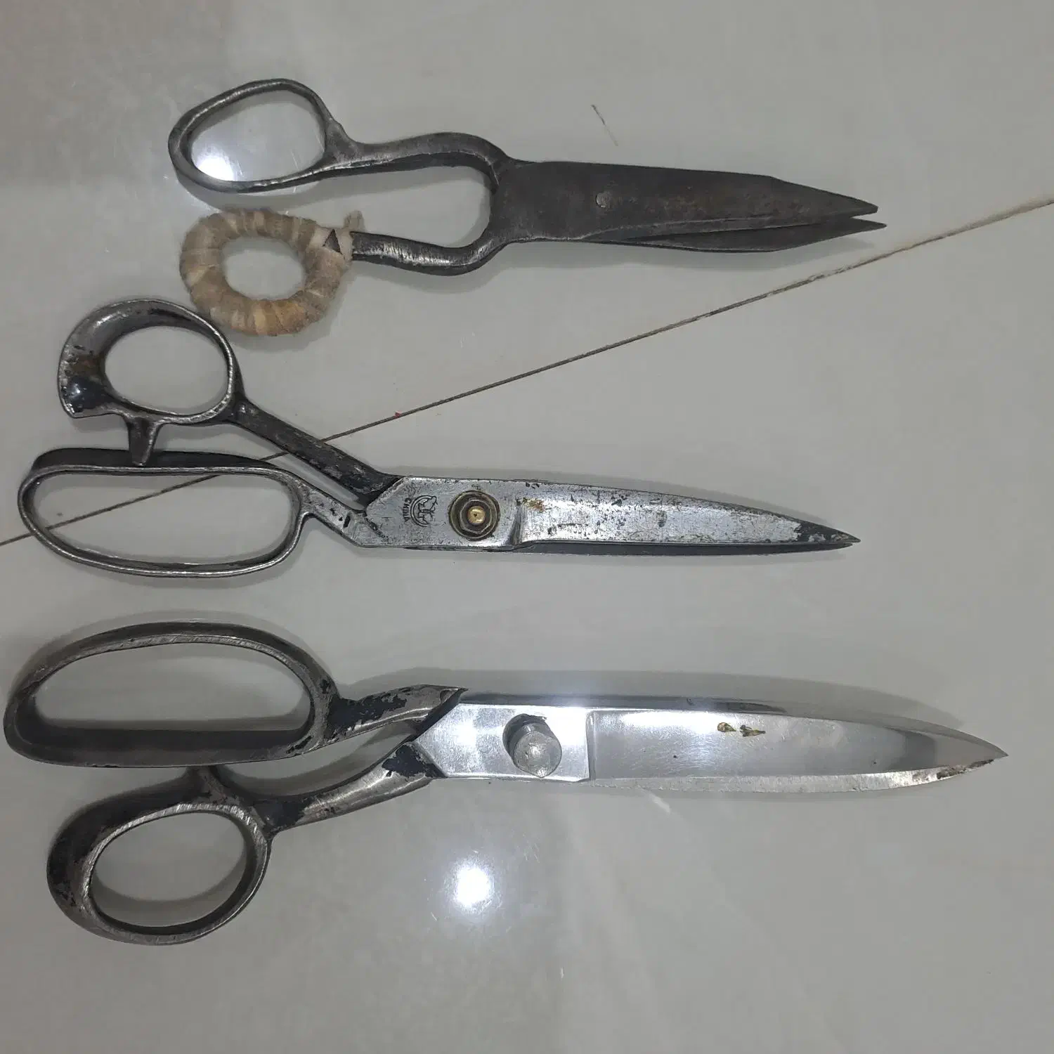 قیچی خیاطی و کارگاهی|کلکسیون اشیاء عتیقه|مشهد, راه آهن|دیوار