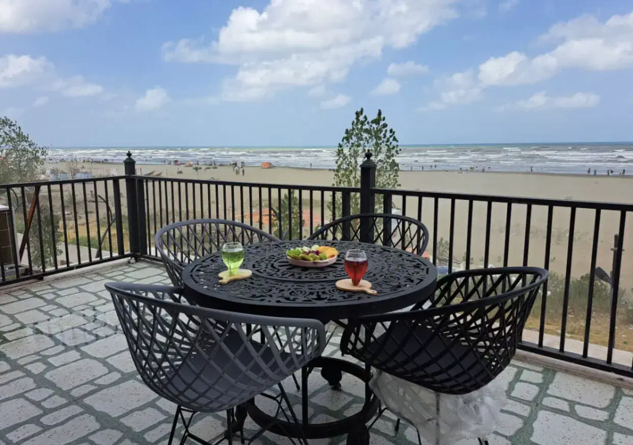 کلبه سوئیسی تک خواب با جکوزی۲نفره تراس دارلب ساحل|اجارهٔ کوتاه‌مدت ویلا و باغ|بندر انزلی, اطبا|دیوار