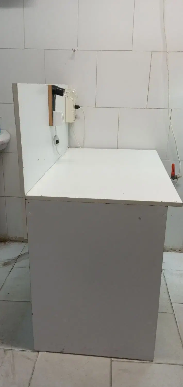 پیشخوان سفید و صندلی چرخدار|فروشگاه و مغازه|رشت, آزادگان|دیوار