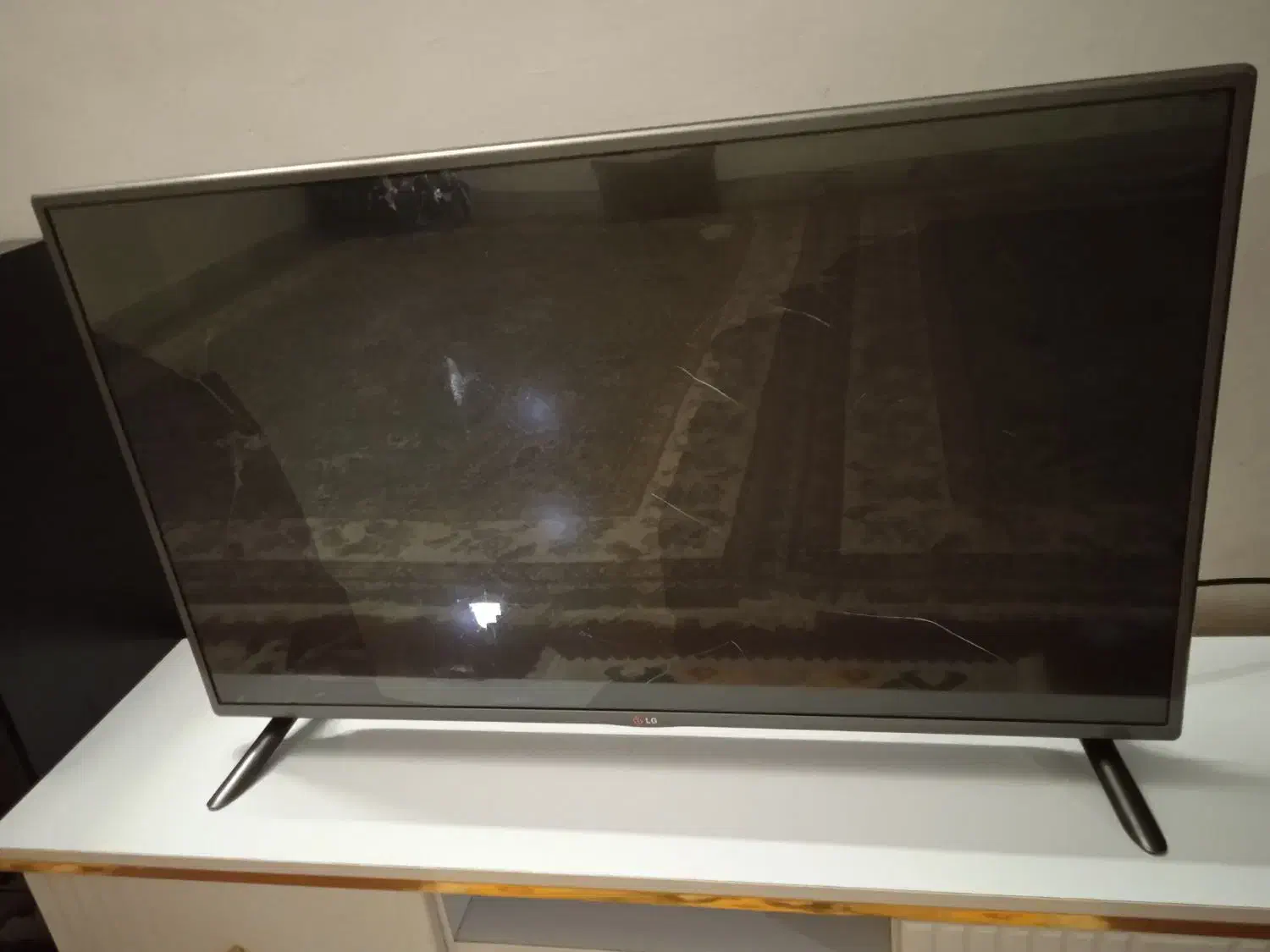 تلویزیون ال ای دی42اینچ الجی صفحه ضربه خورده|تلویزیون و پروژکتور|بروجرد, |دیوار