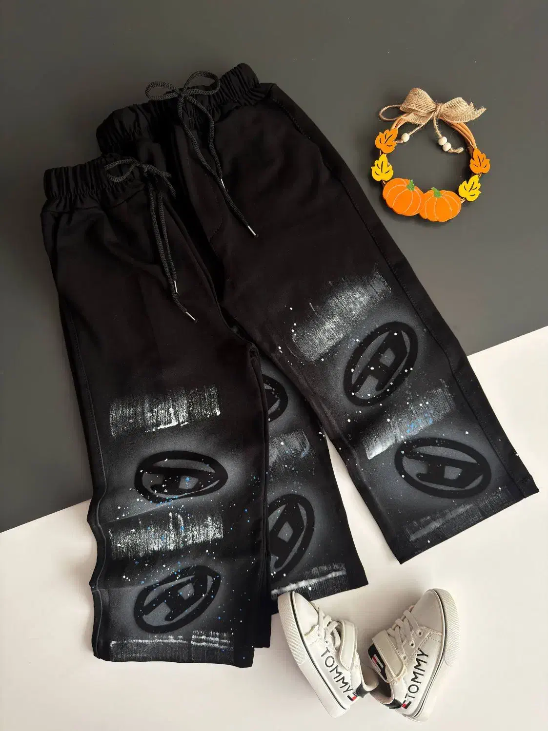 همشون تو دل برو هستن|کفش و لباس بچه|شیراز, بعثت|دیوار