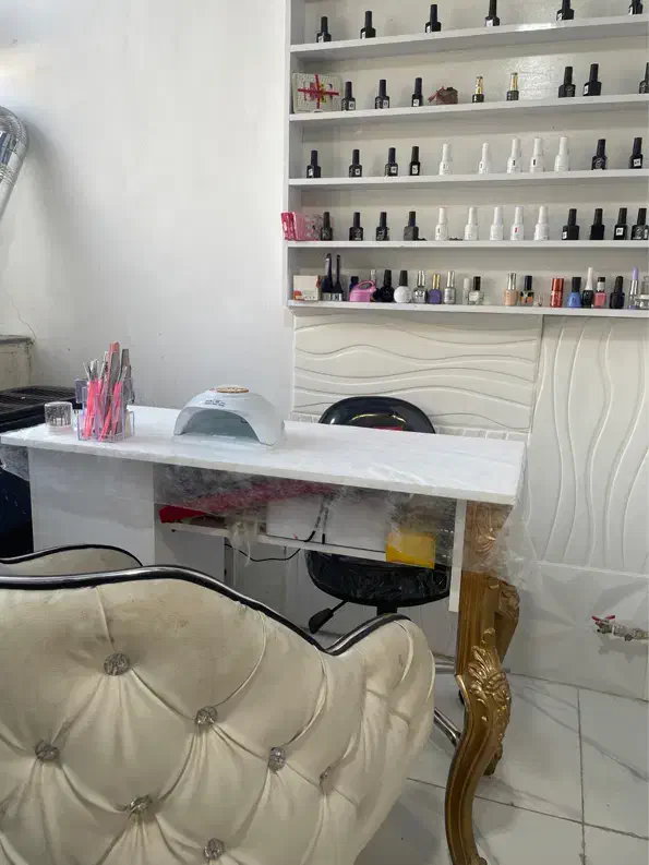 میز ناخن سفید طلایی در حد نو|آرایشگاه و سالن‌های زیبایی|رشت, حمیدیان|دیوار