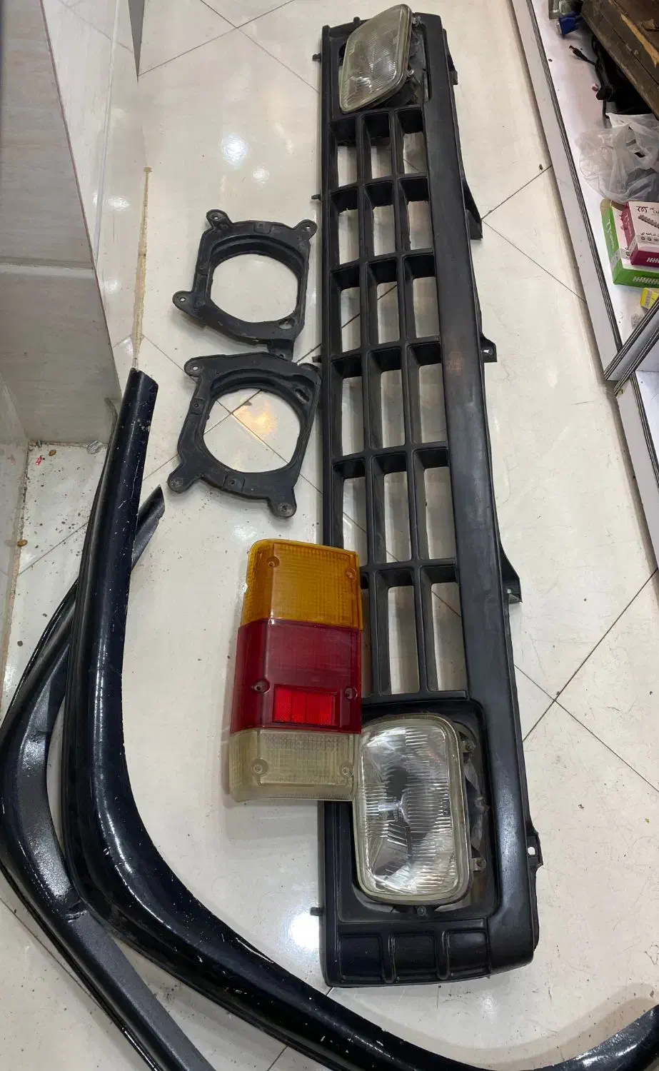 چراغ جلو،خطر عقب و جلو پنجره و دورگلکیر پاترول|قطعات یدکی و لوازم جانبی|شیراز, فرگاز|دیوار