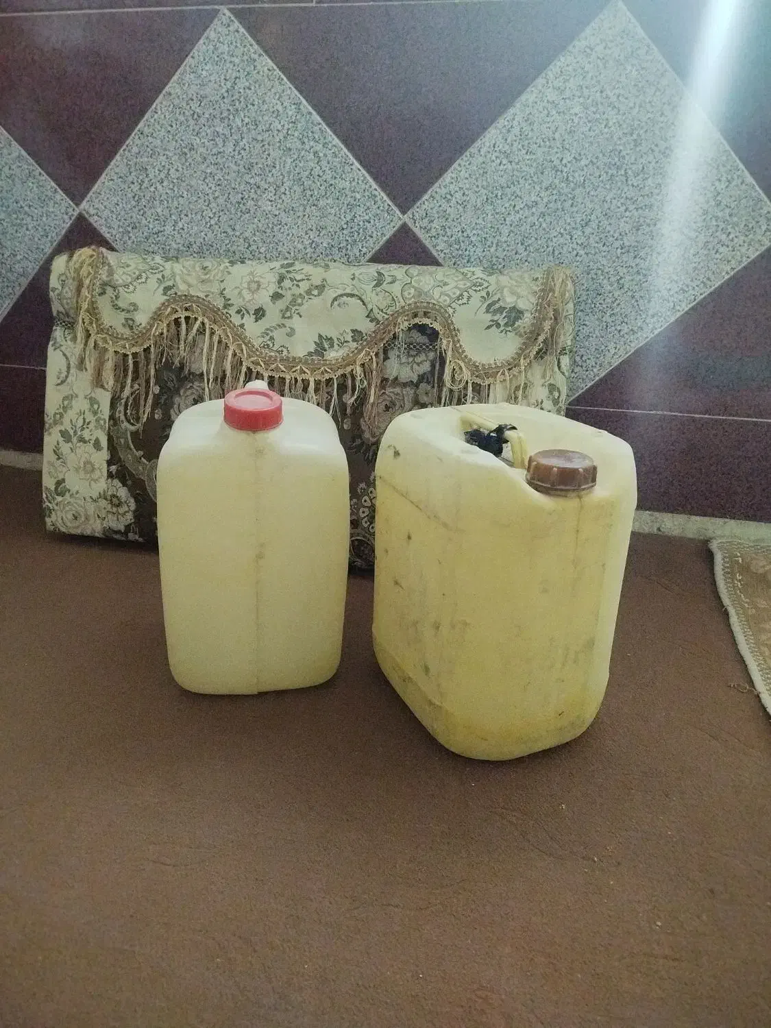 ۲۰ لیتری و گالن و ۴ لیتری و یکونیم لیتری|ظروف نگهدارنده، پلاستیکی، یک‌بارمصرف|زاهدان, |دیوار