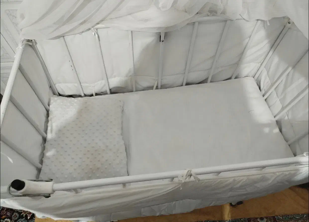 تخت و گهواره کنار مادر|تخت و صندلی بچه|زاهدان, |دیوار