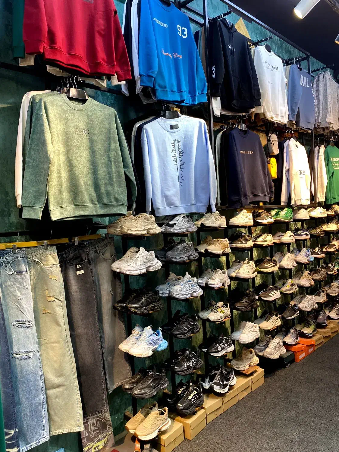 واگذاری فوری بوتیک جمهوری زیر قیمت فاکتور|اجارهٔ مغازه و غرفه|سقز, |دیوار