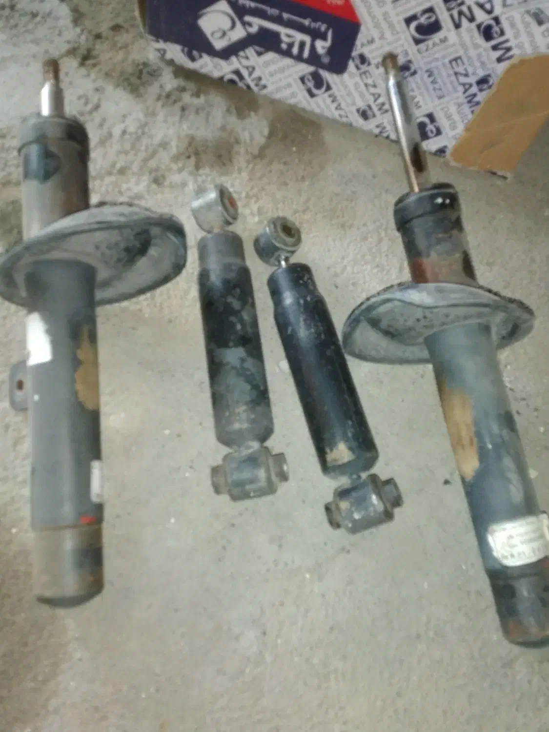 ۴عدد کمک ۲۰۶ اصلی و درب قالپاق تیوفایو|قطعات یدکی و لوازم جانبی|کرمانشاه, |دیوار