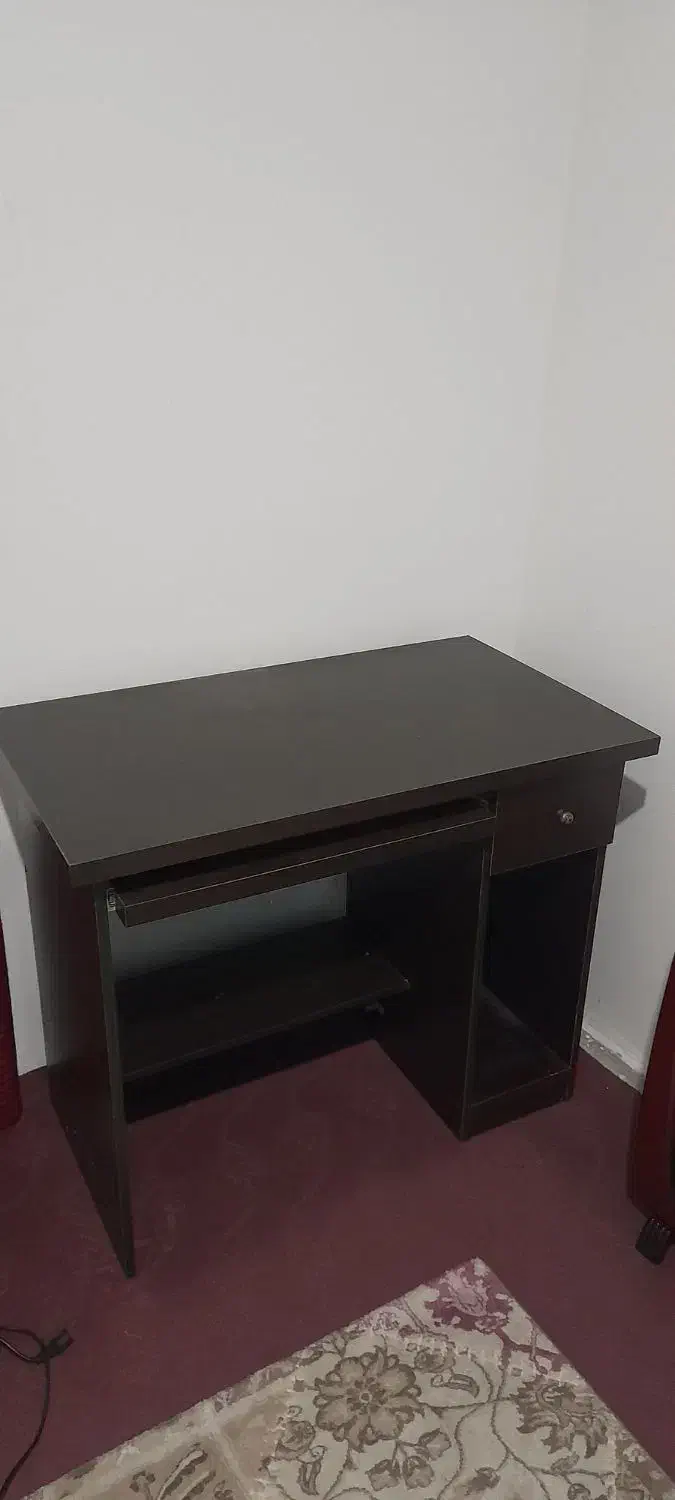 میز کامپیوتر سالم بدون خط و خش بدون شکستگی|میز تحریر و کامپیوتر|رشت, استقامت ۲|دیوار