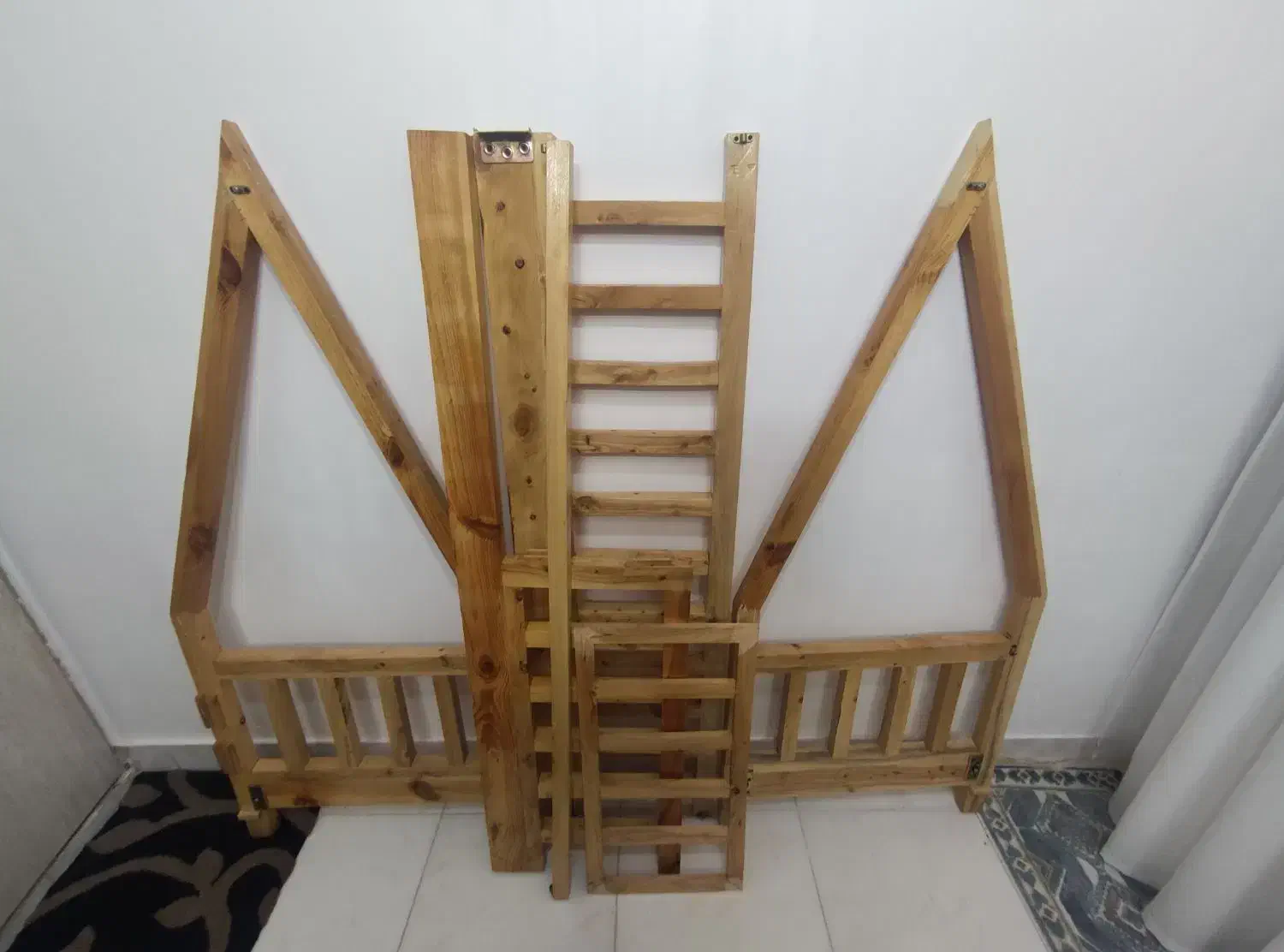 تخت چوبی کودک. مدل کلبه|تخت و صندلی بچه|سبزوار, امیر کبیر|دیوار