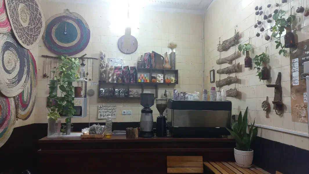 مغازه ۱۶ متری دارای آب برق گاز و تلفن|اجارهٔ مغازه و غرفه|شیراز, نصر|دیوار
