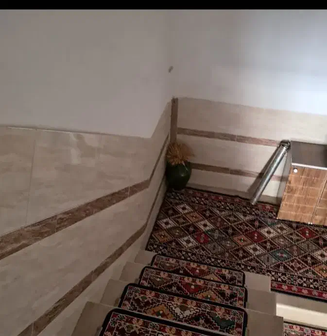 تعدادی رو پله ای نو نو|فرش|دورود, |دیوار