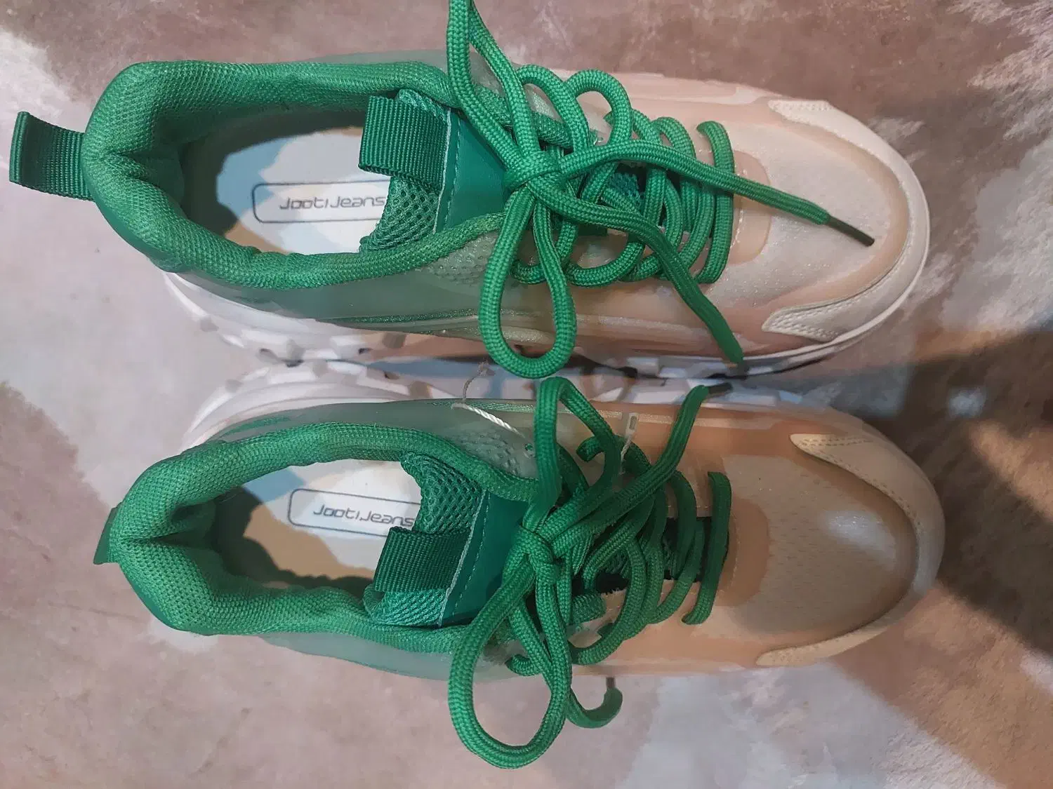 کتونی|کیف، کفش، کمربند|فردیس, دهکده|دیوار