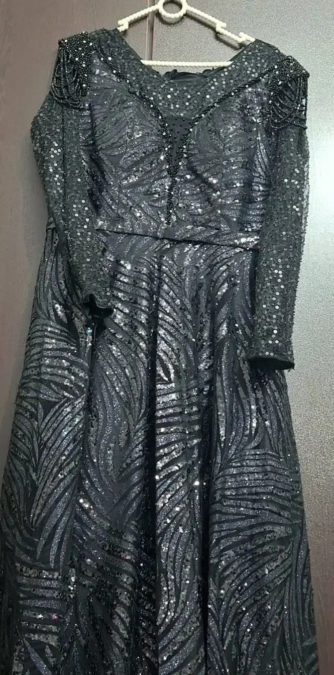 لباس مجلسی|لباس|باغ بهادران, |دیوار