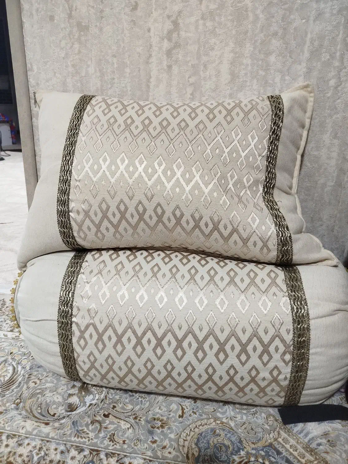 بالشت شاه نشینی|رختخواب، بالش، پتو|بندر امام خمینی, |دیوار