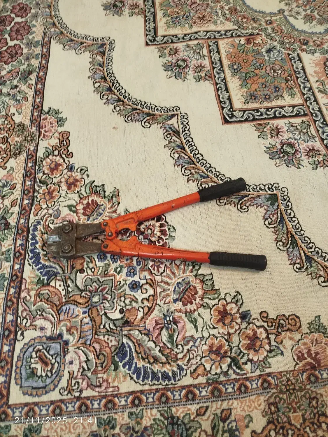 قیچی آهن بری|ابزارآلات|تربت‌حیدریه, منظر|دیوار