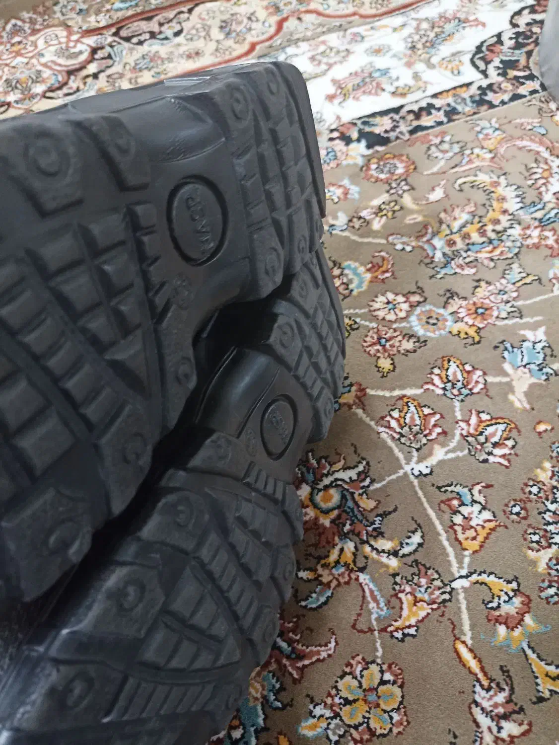 ۲جفت کفش راحتی|کیف، کفش، کمربند|خوی, |دیوار