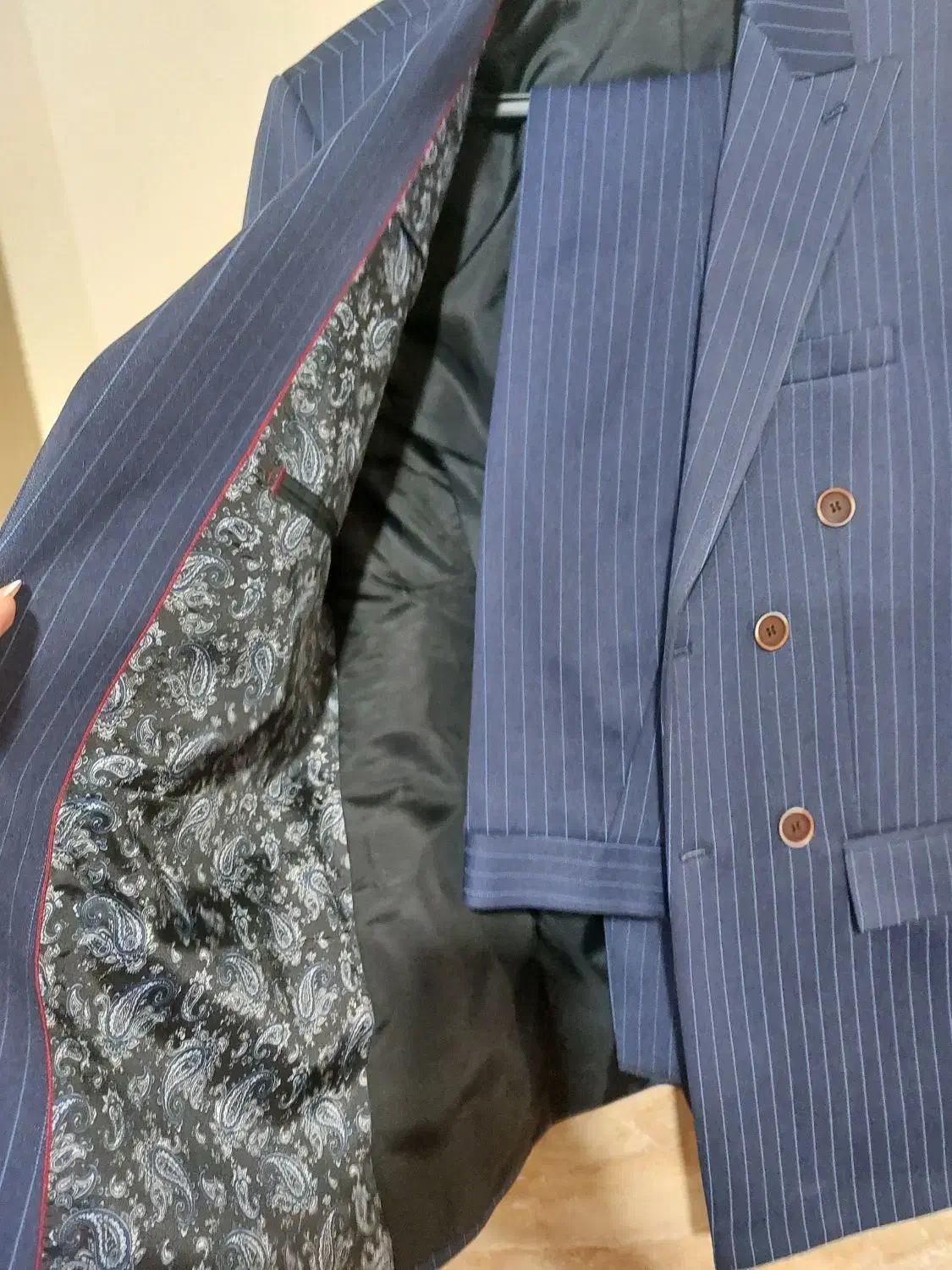 کت و شلوار|لباس|رباط‌کریم, رباط‌کریم|دیوار