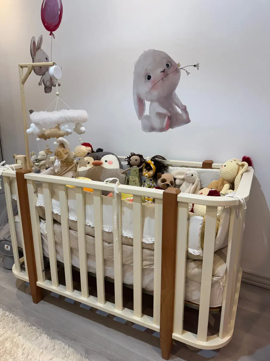 تخت نوزادی چوبی|تخت و صندلی بچه|بابل, |دیوار