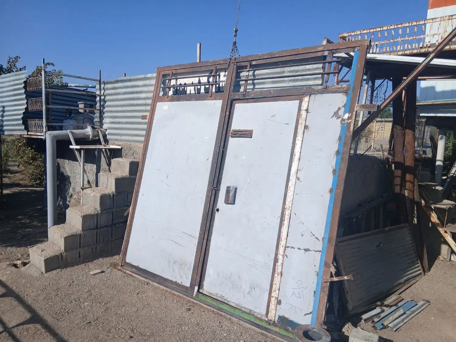 فروش تخت اهنی و باسکول و درب حیاط|مصالح و تجهیزات ساختمان|فسا, |دیوار